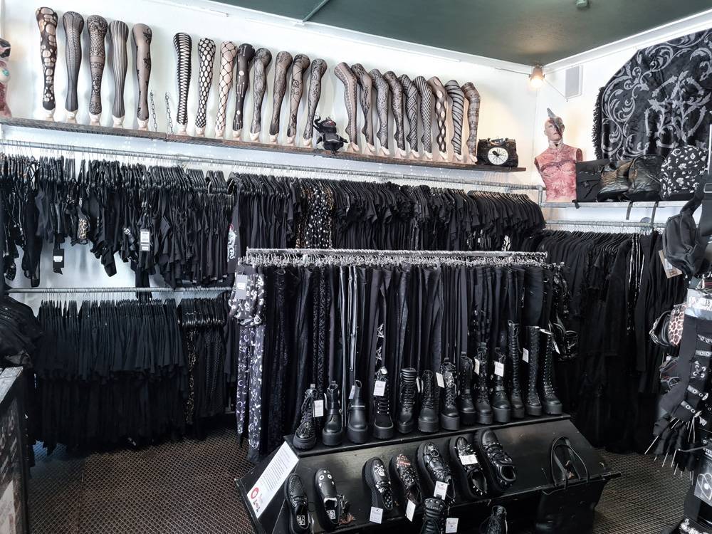 Gothic Shop Innenansicht nach links mit Sarg